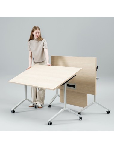 Table rabattable FLIPTOP avec voile de fond pour une salle de formation.