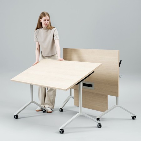 Table rabattable FLIPTOP avec voile de fond pour une salle de formation.