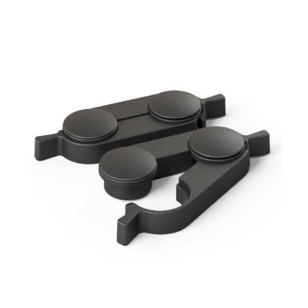 Raccords noirs en plastique pour relier les plateaux des tables FLIPTOP.