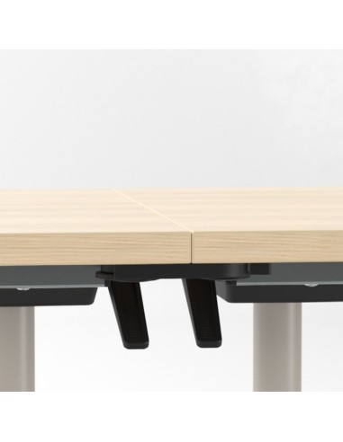 Tables de conférence FLIPTOP reliées par des raccords de plateaux.