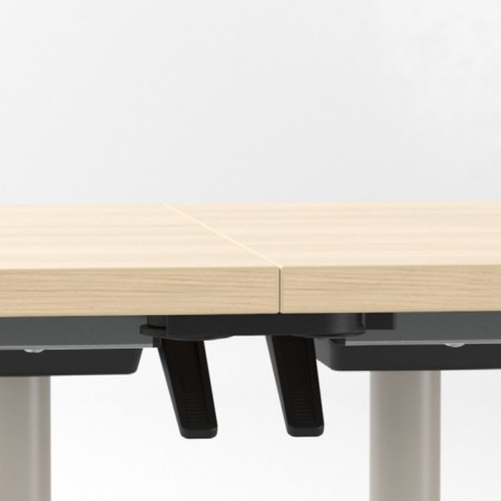 Tables de conférence FLIPTOP reliées par des raccords de plateaux.