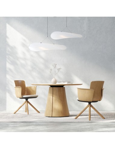 Salle de réunion contemporaine à Brig équipée d'une table ronde BOTANY en bois avec fauteuils design.