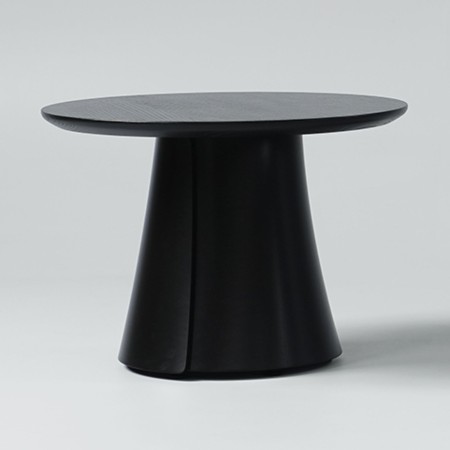 Table basse noire design BOTANY avec piètement rond.