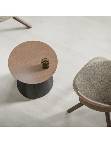 Table basse ronde BOTANY en bois dans un espace lounge professionnel contemporain à Neuchâtel.