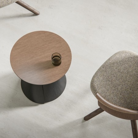 Table basse ronde BOTANY en bois dans un espace lounge professionnel contemporain à Neuchâtel.