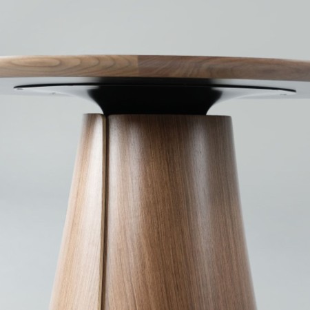 Table de réunion ronde BOTANY bois 3 à 5 places avec base en bois aspect naturel.