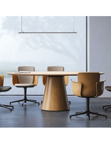Salle de réunion contemporaine équipée d'une table ovale BOTANY en bois avec fauteuils de réunion.