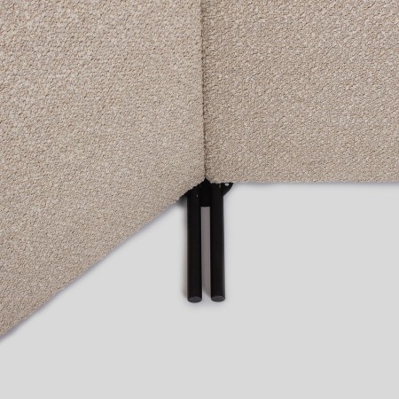 Détail d'un connecteur d'angle pour cloison acoustique Flos Free avec assemblage à 135°