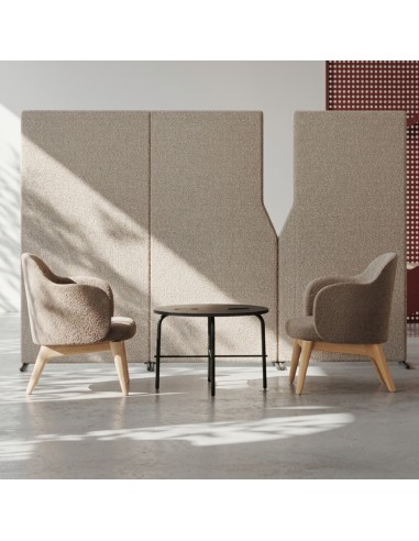 Cloison acoustique Flos Free avec deux fauteuils lounge créant un espace confidentiel
