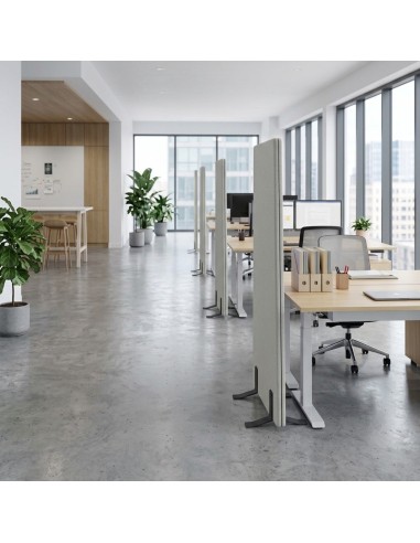 Cloison acoustique sur pied trapèze Selva séparant des postes de travail dans un open space moderne