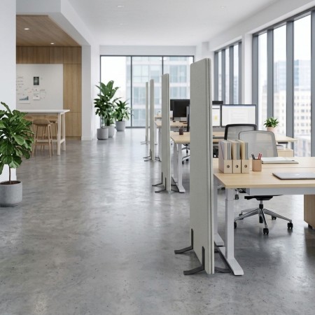 Cloison acoustique sur pied trapèze Selva séparant des postes de travail dans un open space moderne