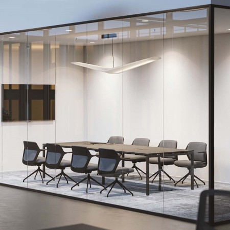 Salle de réunion vitrée avec table NOVA U 8 à 10 personnes et chaises OFY design