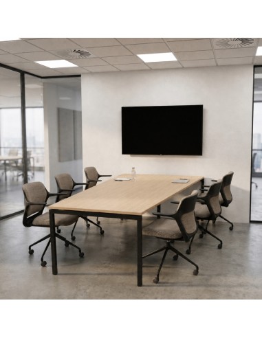 Table de réunion trapézoïdale NOVA U 6 places dans une salle professionnelle avec espace de circulation.