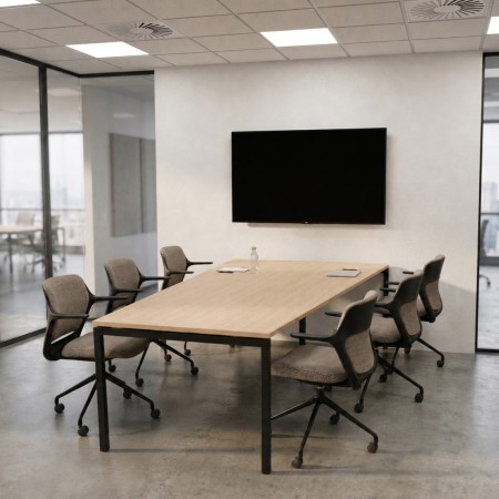 Table de réunion trapézoïdale NOVA U 6 places dans une salle professionnelle avec espace de circulation.