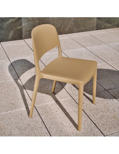 Chaise Blendy beige sans accoudoirs en polypropylène pour terrasse et espace de restauration professionnel.