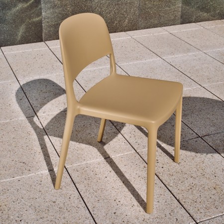 Chaise Blendy beige sans accoudoirs en polypropylène pour terrasse et espace de restauration professionnel.