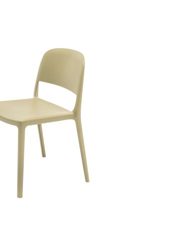 Chaise Blendy beige sans accoudoirs en polypropylène vue de trois quarts.