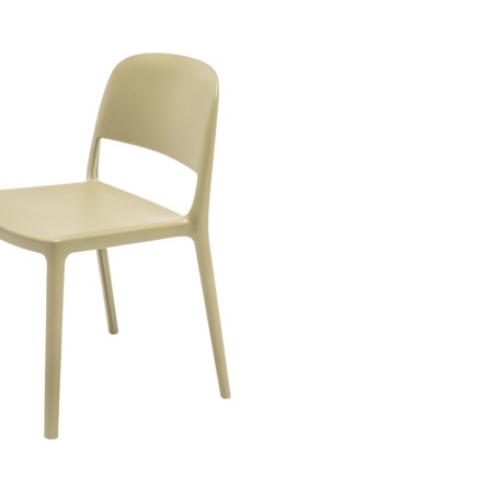 Chaise Blendy beige sans accoudoirs en polypropylène vue de trois quarts.