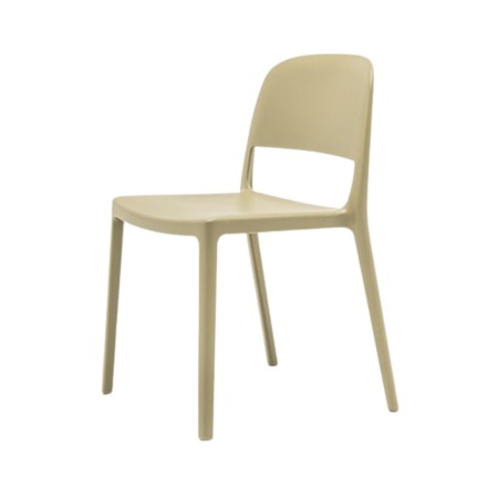 Chaise Blendy beige sans accoudoirs en polypropylène vue de trois quarts.