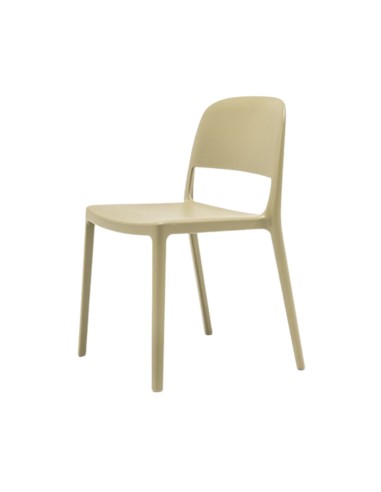 Chaise Blendy beige sans accoudoirs en polypropylène vue de trois quarts.