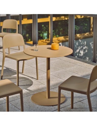 Chaises Blendy beige pour terrasse et espace pause d’entreprise.
