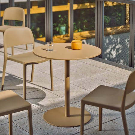 Chaises Blendy beige pour terrasse et espace pause d’entreprise.
