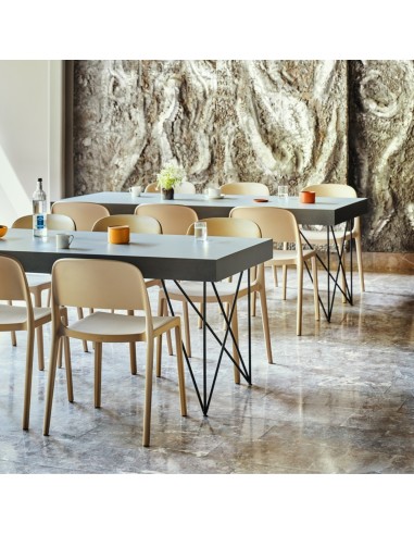 Chaises Blendy beige sans accoudoirs aménagées autour de tables dans un espace de restauration de bibliothèque.