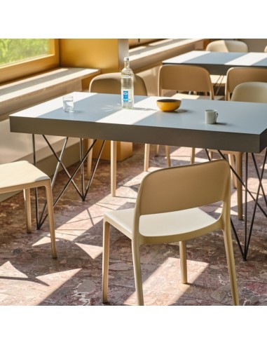 Chaises Blendy beige sans accoudoirs pour espace de restauration d’entreprise aménagé avec tables collectives.