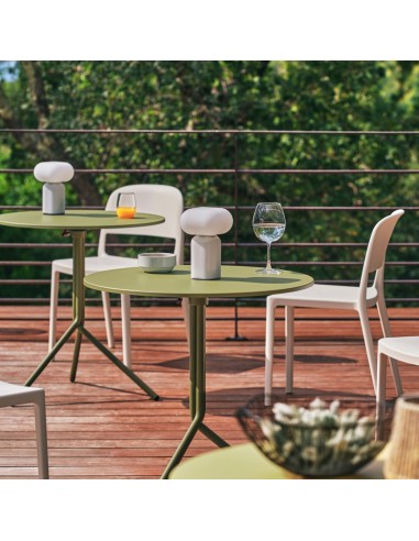 Chaises Blendy gris clair sans accoudoirs aménagées autour de tables rondes sur une terrasse extérieure.