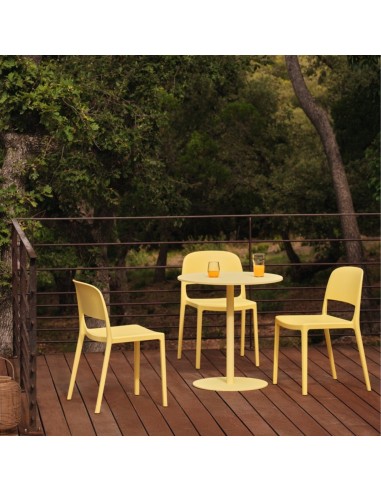 Chaises Blendy jaunes sans accoudoirs pour terrasse de restaurant ou d’hôtel autour d’une table extérieure.