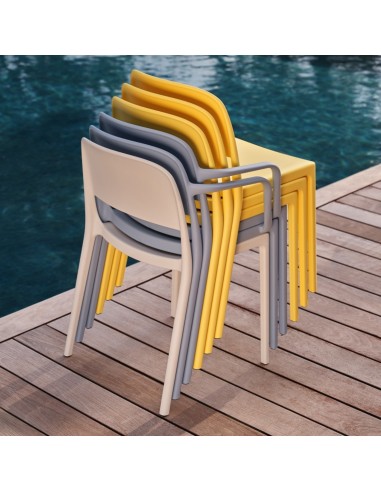 Six chaises Blendy empilables avec et sans accoudoirs en plusieurs coloris sur une terrasse extérieure.