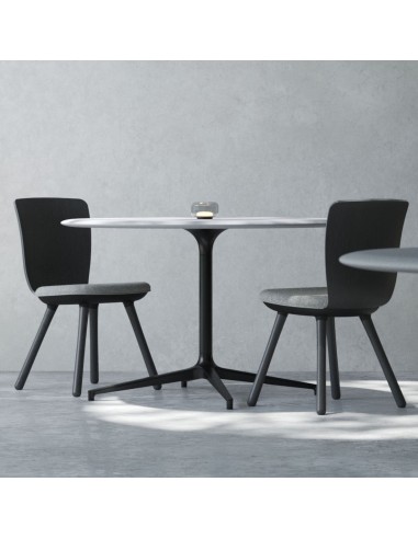Table ronde BOTANY avec piètement métallique dans un espace de réunion à Lausanne.