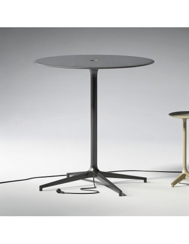 Table haute de réunion BOTANY avec découpe électrique pour prises.