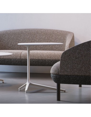 Table d’appoint ovale BOTANY près de fauteuils lounge dans un espace d’accueil professionnel à Lausanne.