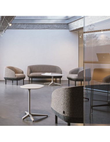 Espace lounge à Berne avec canapés et tables d'appoint ovales BOTANY en métal.