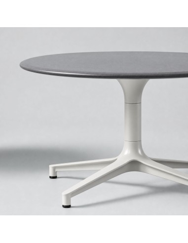 Table basse moderne grise BOTANY avec pied central en métal.