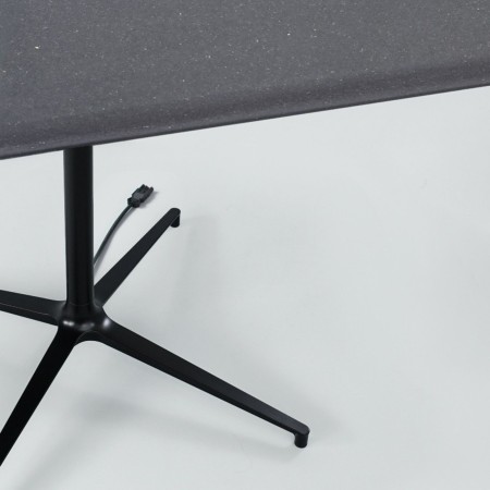 Système électrique de la table BOTANY ovale de réunion avec pieds en étoile.