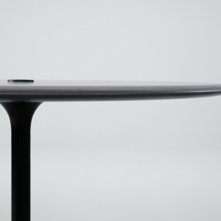 Plateau mélamine de la table ronde BOTANY avec découpe pour prises en réunion.
