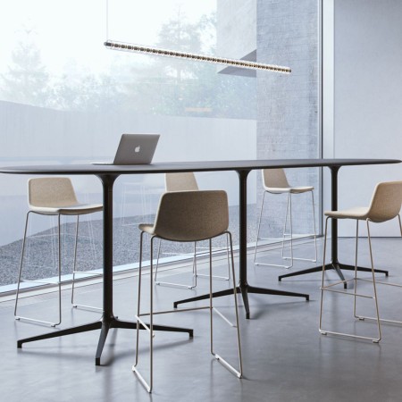 Table haute de réunion oblongue BOTANY 320 x 120 cm avec trois piètements métalliques noirs. 2