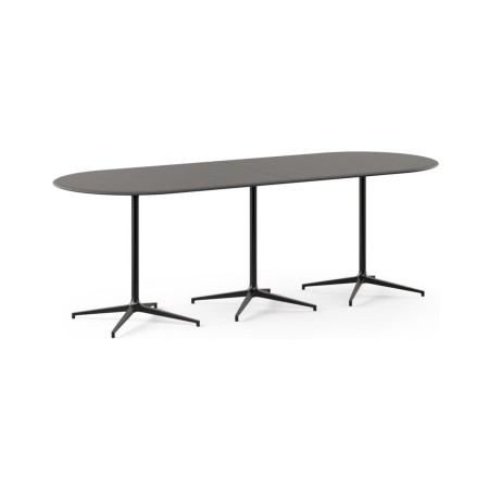 Table haute de réunion oblongue BOTANY 320 x 120 cm avec trois piètements métalliques noirs.
