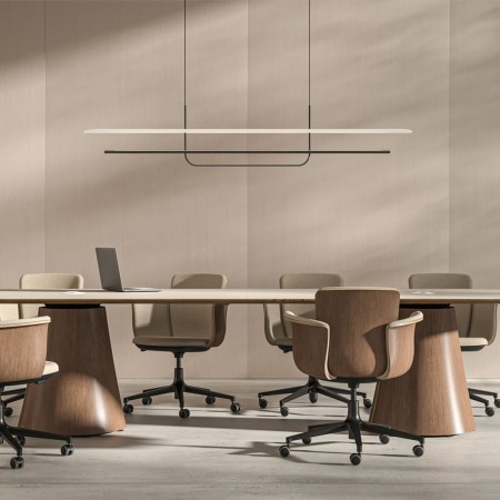 Grande salle de réunion à Lausanne équipée d'une table de conférence ovale BOTANY en bois avec fauteuils visiteurs.