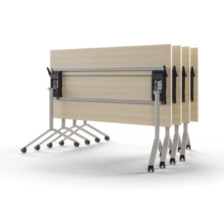 Tables de réunion compactes FLIPTOP rabattues pour gain de place et organisation.