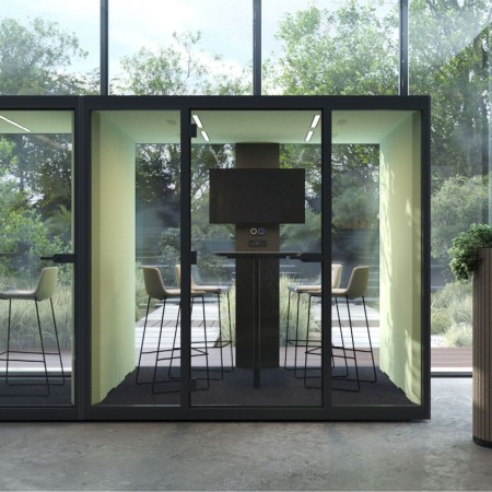 Cabine acoustique SONUS L pour réunion de quatre personnes dans un espace de bureaux contemporain à Genève.