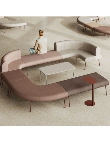 Pouf lounge 1 LINJE place avec un canapé modulaire dans un espace d'attente à Neuchâtel.