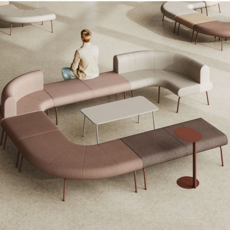 Pouf lounge 1 LINJE place avec un canapé modulaire dans un espace d'attente à Neuchâtel.