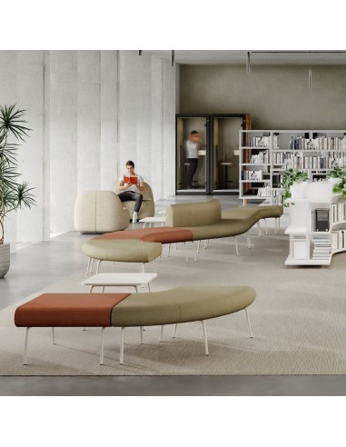 Salle d'attente à Berne avec poufs et canapés LINJE modulaire design.