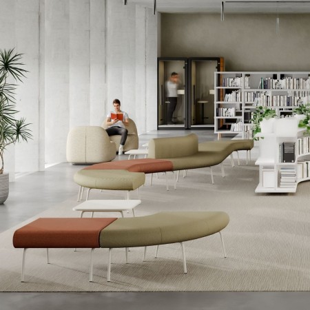 Salle d'attente à Berne avec poufs et canapés LINJE modulaire design.