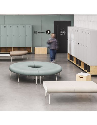 Banquette LINJE LE 200 dans un espace collectif aménagé à Fribourg.