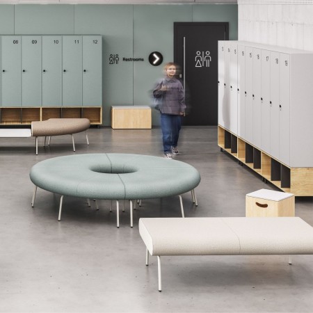 Banquette LINJE LE 200 dans un espace collectif aménagé à Fribourg.