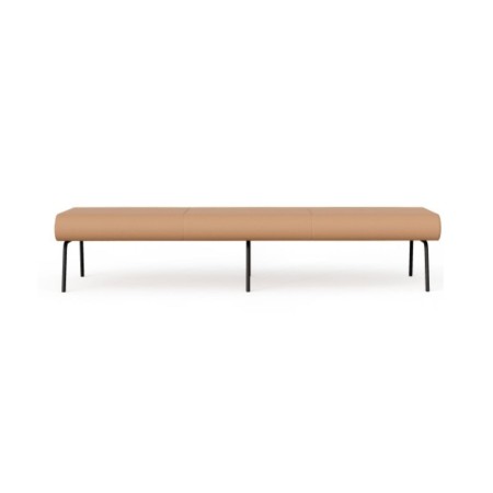 Banquette trois places LINJE LE 300 de 225 cm sans dossier avec assise rembourrée et pieds métalliques.